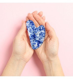 ambiance zen avec le gua sha en sodalite entouré de fleurs séchées