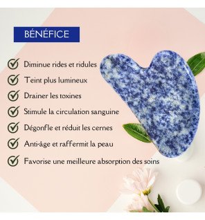 accessoire de massage facial bleu sur une table en bois clair