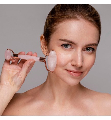 Masseur roller visage en quartz rose