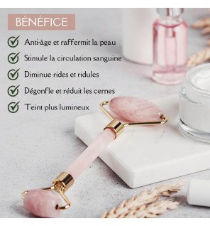gros plan sur la poignée ergonomique du roller en métal doré et quartz rose