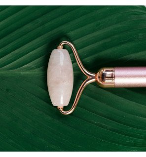 masseur roller utilisé sur le front pour stimuler la circulation sanguine