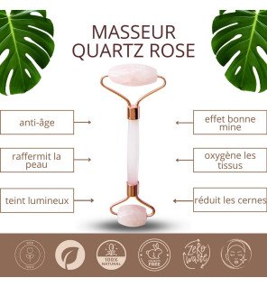 roller visage quartz rose placé sur une serviette moelleuse à côté d’une bougie allumée