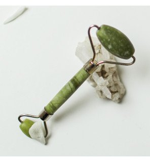 gros plan sur la tête du roller en jade vert montrant la texture naturelle de la pierre