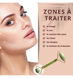 outil de massage en jade vert placé sur un plateau en bois avec des huiles essentielles