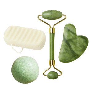 ambiance cocooning avec les accessoires de soin visage posés sur une serviette douce