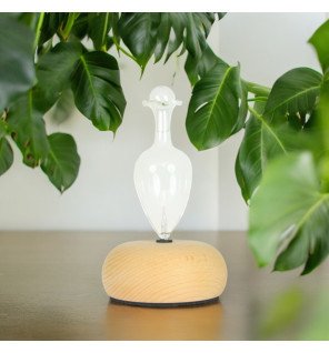 diffuseur bao en bois fsc et verrerie artisanale diffusant une brume légère dans un salon lumineux