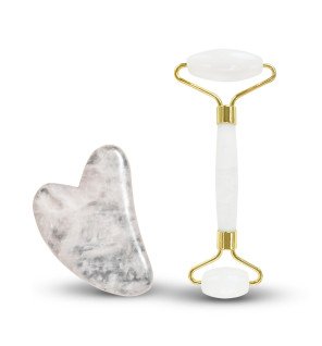 ambiance zen avec duo de massage posé près d’une bougie et de fleurs pour un moment détente