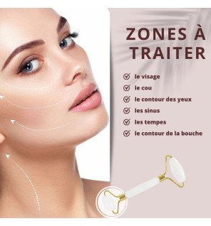 rouleau en jade blanc utilisé sur la joue d’une femme pour un effet rafraîchissant