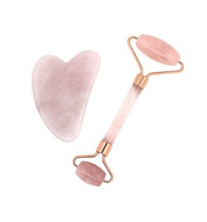 accessoires de massage visage dans une salle de bain moderne pour une routine beauté relaxante