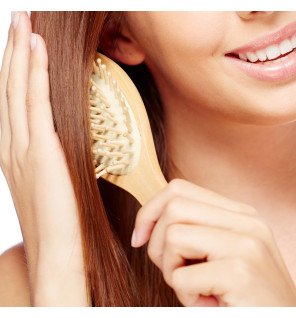 accessoires de beauté du coffret disposés dans une ambiance spa avec bougies et fleurs