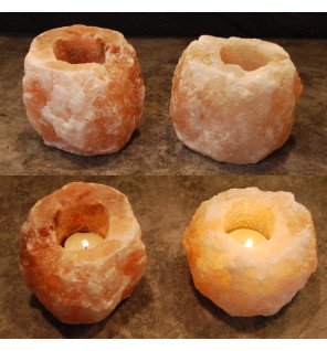  détail du bougeoir en cristal de sel naturel avec une bougie allumée à l'intérieur