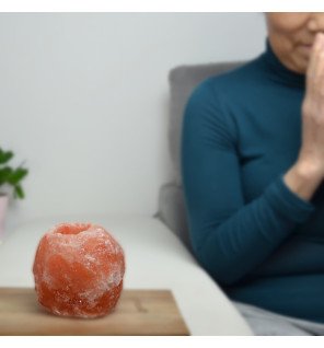  bougeoir décoratif en sel d'himalaya créant une atmosphère relaxante dans un salon
