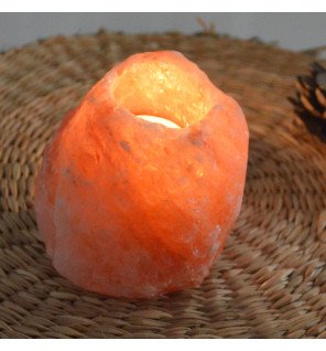  détail du sel d'himalaya rose avec texture cristalline sur le bougeoir