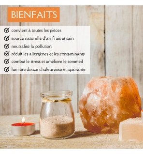  vue rapprochée sur la flamme d'une bougie à l'intérieur du bougeoir en sel