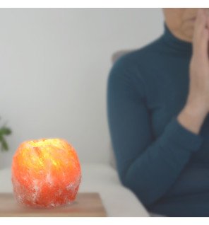  décoration intérieure avec le bougeoir en sel d'himalaya placé près de plantes vertes