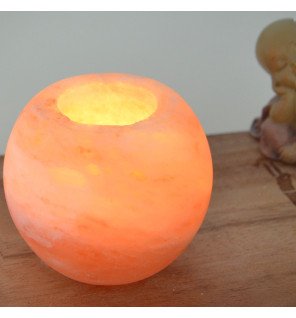  détail du cristal de sel rose du bougeoir sphérique pour une ambiance chaleureuse