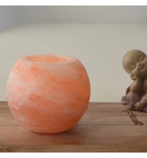  vue rapprochée du bougeoir en cristal de sel mettant en valeur sa texture naturelle