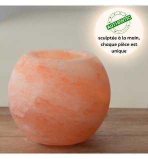  bougeoir artisanal en sel d'himalaya posé près d’un livre pour une atmosphère relaxante