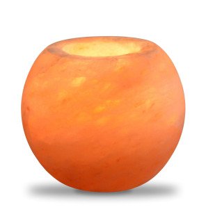  bougeoir sphère en cristal de sel utilisé comme décoration de table lors d’un dîner convivial