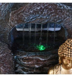  ambiance tamisée autour de la fontaine bouddha dao avec reflets d'eau