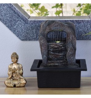  fontaine d'intérieur bouddha dao mise en scène dans un coin méditation avec coussins