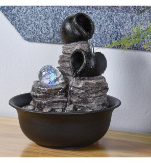  fontaine d'intérieur utilisée comme élément décoratif sur un bureau pour apaiser l'esprit