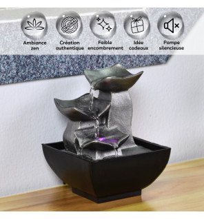  fontaine boro en fonctionnement avec reflets lumineux sur l'eau