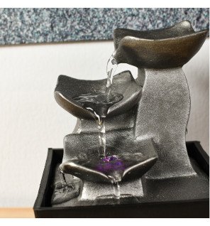  fontaine décorative intégrée dans une décoration intérieure minimaliste