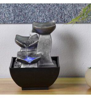  mise en scène de la fontaine avec des plantes vertes pour une ambiance naturelle