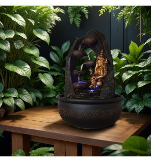  détail sur la cascade d'eau apaisante qui s'écoule devant le bouddha