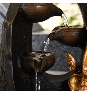  détail sur la base de la fontaine montrant la texture et les reflets de l'eau