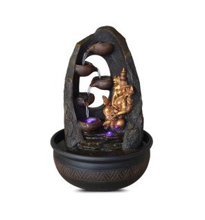  détail sur le mouvement de l'eau et les jeux de lumière sur la fontaine d'intérieur