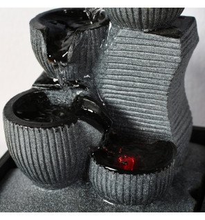  fontaine d'intérieur installée dans un salon moderne pour créer une atmosphère relaxante