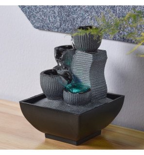  fontaine d'intérieur en fonctionnement avec reflets lumineux sur l'eau