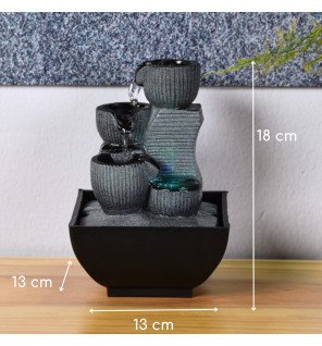  vue latérale de la fontaine soulignant la cascade et la lumière douce