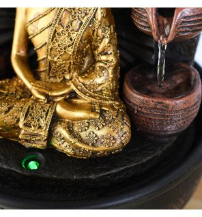  gros plan sur les détails des chakras colorés ornant la statue