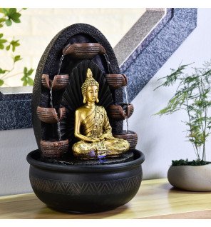  fontaine zen avec eau en mouvement et reflets lumineux sur la surface