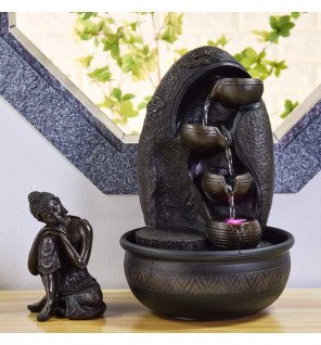  lumière apaisante émise par la fontaine d'intérieur lors d'une soirée tamisée