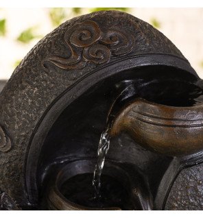  détail du socle de la fontaine montrant la finition soignée et la texture réaliste