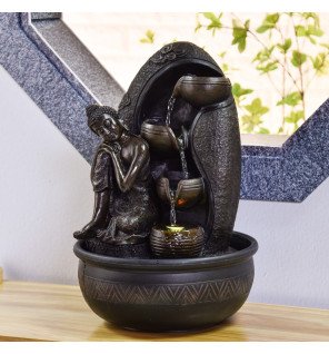  fontaine d'intérieur bouddha utilisée comme élément de décoration zen dans une chambre