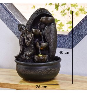  vue latérale de la fontaine krishna mettant en valeur la cascade d'eau et la lumière