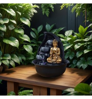  fontaine praya installée dans un coin détente avec plantes vertes et coussins