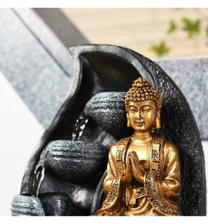  fontaine d'intérieur bouddha praya utilisée comme objet de méditation dans une pièce calme