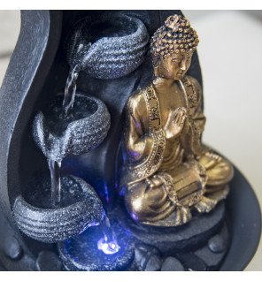  ambiance relaxante créée par la fontaine bouddha et ses reflets lumineux