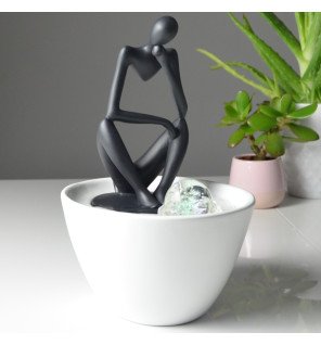  fontaine d'intérieur moderne mise en scène dans un salon contemporain