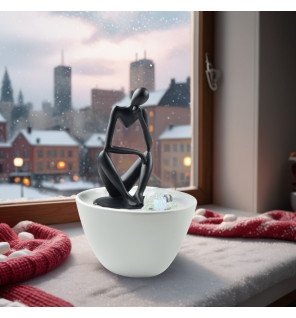  fontaine design avec statue stylisée et effet de cascade