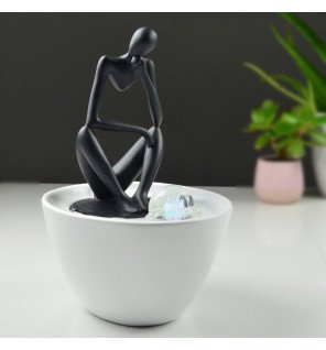  détail sur la base stable et finition soignée de la fontaine