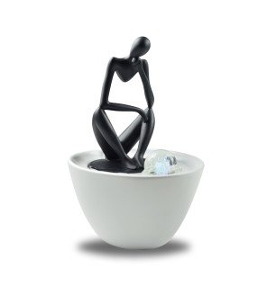  fontaine pensador en fonctionnement avec reflets lumineux sur l'eau