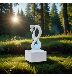  vue rapprochée de la boule de verre lumineuse et de l'eau en mouvement