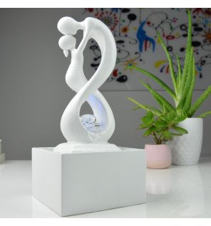  mise en scène de la fontaine amor blanc dans un espace de méditation